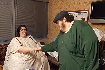 Steven aperta mão do irmão justin em um hospital no quilos mortais