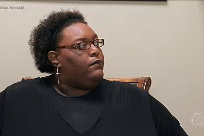 Tanisha de blusa preta em cena de quilos mortais