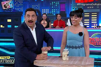 Ratinho fica surpreso ao abrir pote de conserva no Programa do Ratinho