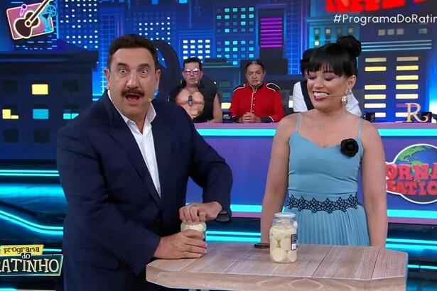 Ratinho fica surpreso ao abrir pote de conserva no Programa do Ratinho