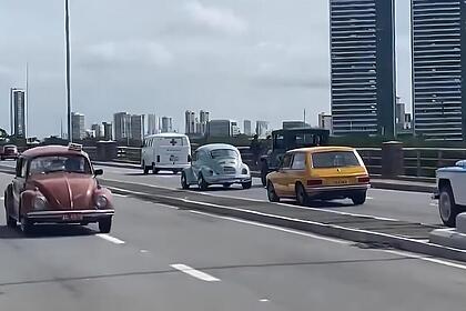 Carros antigos passando em ponto interditada do Recife em gravação do filme O Agente Secreto com Wagner Moura