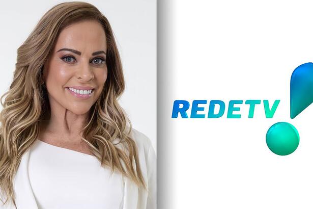 Christina Rocha sorrindo ao lado do logo da RedeTV!