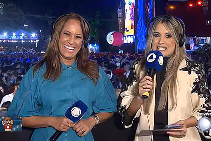 Renata alves sorrindo ao lado de jacqueline araujo na transmissão do são joão do nordeste na record