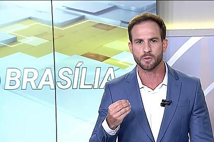 Daniel Adjuto levanta a mão com semblante sério no SBT Brasília
