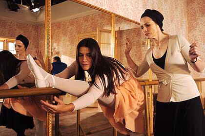 Serena impressiona Vera ao levantar a perna na aula de balé em cena da novela Alma Gêmea