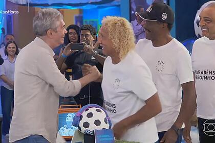 Serginho Groisman cumprimenta Basílio, Biro Biro e Zé Maria no palco do Altas Horas