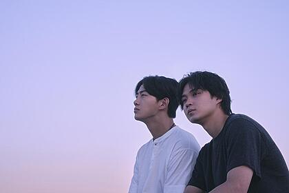Hayato Isomura e Ok Taecyeon lado a lado em divulgação da nova série da Netflix