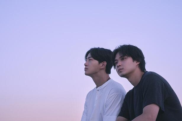 Hayato Isomura e Ok Taecyeon lado a lado em divulgação da nova série da Netflix