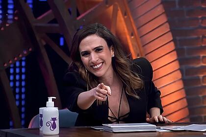 Tatá Werneck aponta para a câmera na gravação do Lady Night