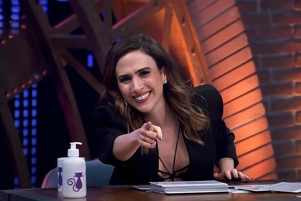 Tatá Werneck aponta para a câmera na gravação do Lady Night