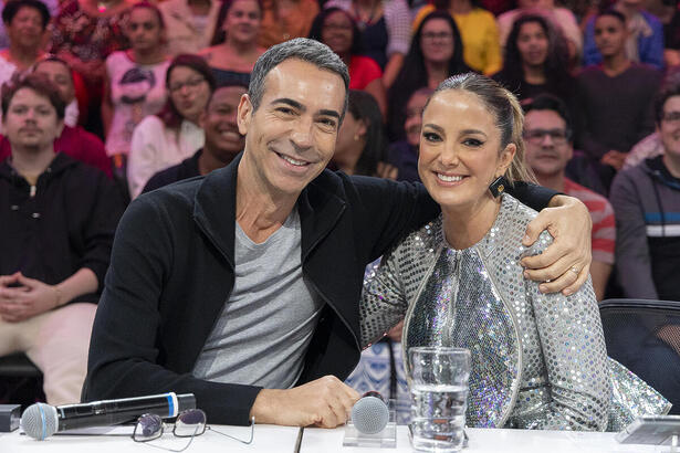 Ticiane Pinheiro e Cesar Tralli na bancada do Domingão