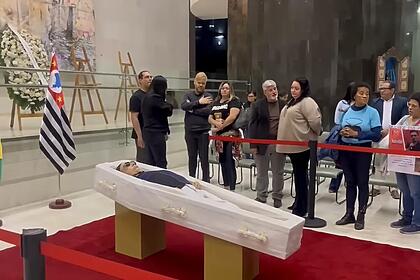 Corpo de Nahim sendo velado na ALESP
