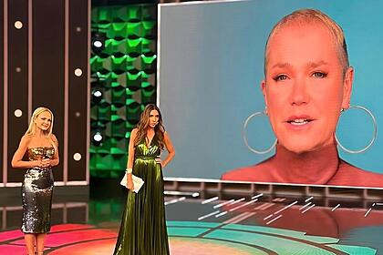 Xuxa no telão do Programa Silvio Santos enquanto Eliana e Patrícia Abravanel assistem ao vídeo