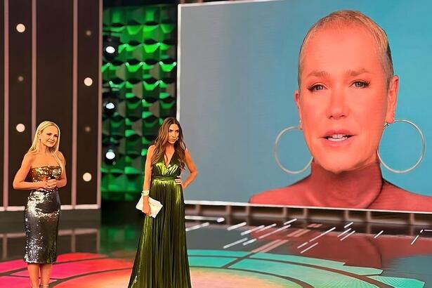 Xuxa no telão do Programa Silvio Santos enquanto Eliana e Patrícia Abravanel assistem ao vídeo