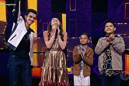 Nikolas Tomasini, Mariana Carvalho, Lukita e Pedro Ribeiro no palco do Canta Comigo comemorando a vitória no 3º episódio do programa