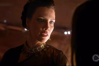 Améstris furiosa em cena de a rainha da pérsia