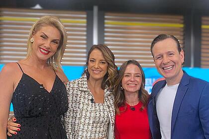Ana Hickmann, Ticiane Pinheiro, Bianca Naves e Celso Zucatelli sorridentes no cenário do Hoje em Dia