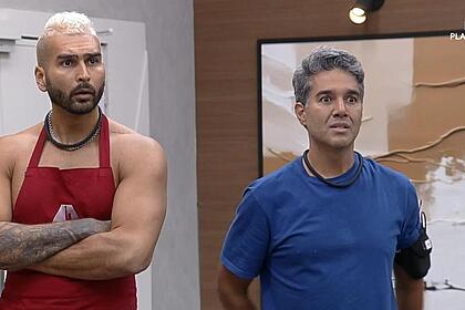 Brenno e fernando assustados na sala de a grande conquista