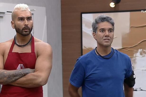 Brenno e Fernando assustados na sala de A Grande Conquista