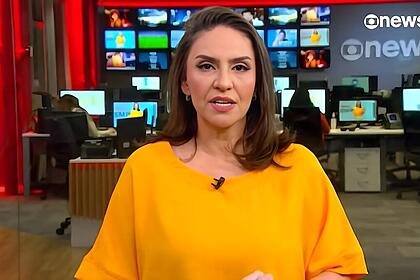 Cecília Flesch de blusa amarela na redação da GloboNews
