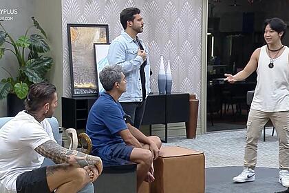 Cel com os braços abertos anuncia a delegação das funções na mansão do a grande conquista 2