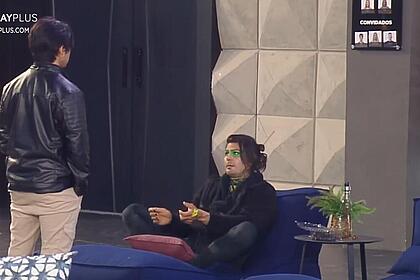 Cel e rambo em conversa na área externa de a grande conquista
