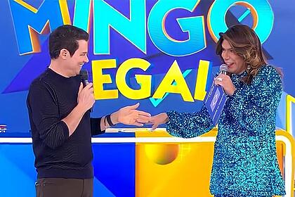 Celso Portiolli sorrindo ao lado de Tiago Barnabé vestido como Narcisa no Domingo Legal
