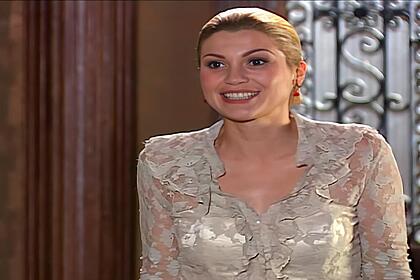 Cristina sorrir ao contar que está grávida em cena de Alma Gêmea