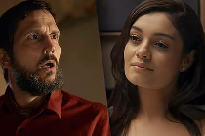 Egídio (Vladimir Brichta) de boca aberta olhando para Eliana (Sophie Charlotte) em cena de Renascer