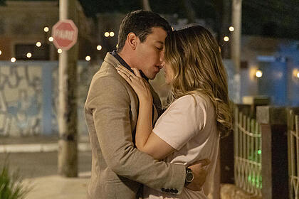Murilo (henrique barreira) se declara, electra (juliana paiva) corresponde e os dois se beijam pela primeira vez em uma rua, cena de família é tudo