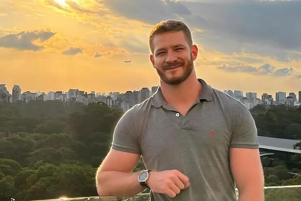 Elian Matte, ex-jornalista da RECORD, em frente ao pôr do sol