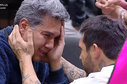 Hadad segurando no rosto de fernando e o consolando em a grande conquista