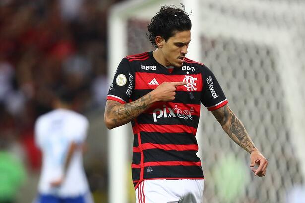 Pedro Guilherme toca no emblema do clube Flamengo