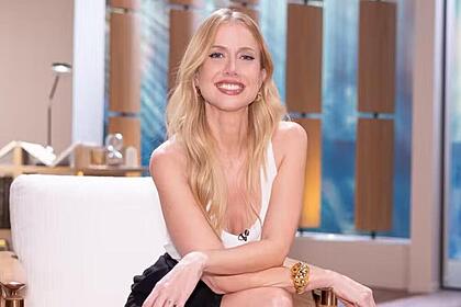 Gabriela Prioli em foto posada no estúdio do Sábia Ignorância, seu novo programa no GNT