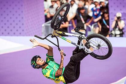 Gustavo Bala Lokadurante disputa do ciclismo de BMX na Olimpíada