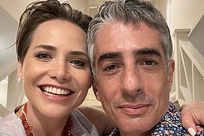 Leticia Colin e Michel Melamed em selfie juntos em um corredor