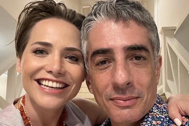 Leticia Colin e Michel Melamed em selfie juntos em um corredor