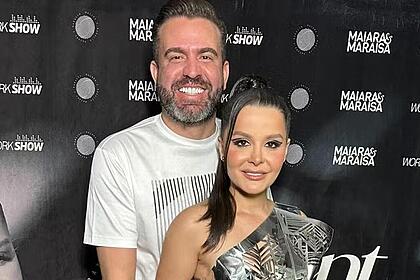 Maraisa e Fernando Mocó em foto posada nos bastidores de um show