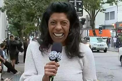 Marcia Fu atuando como repórter do Tá na Hora
