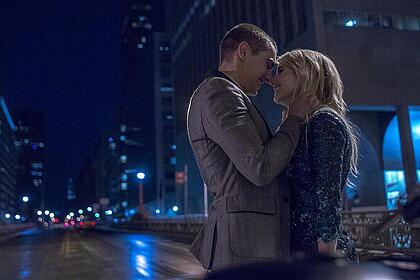 Um homem beija uma mulher em uma avenida, de noite, em cena do filme Nerve: Um Jogo Sem Regras