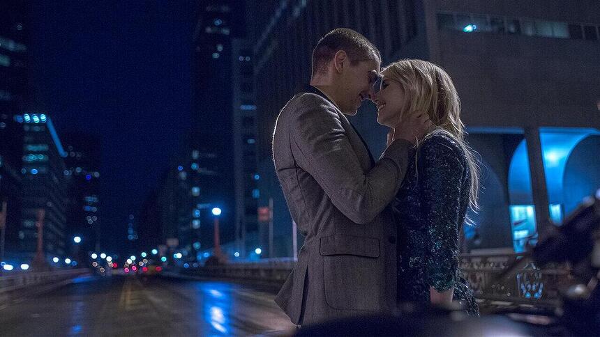 Um homem beija uma mulher em uma avenida, de noite, em cena do filme Nerve: Um Jogo Sem Regras