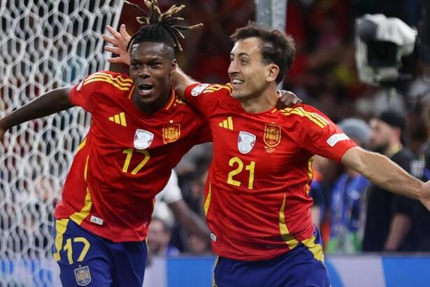 Nico Williams e Oyarzabal comemorando o gol Eurocopa