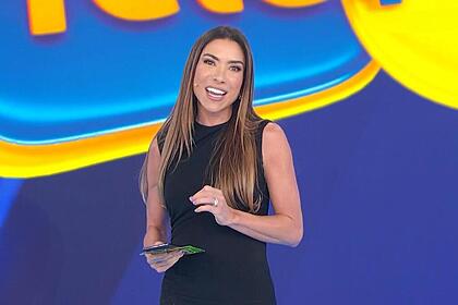 Patrícia Abravanel de vestido preto apresentando a Tele Sena