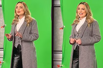 Rachel sheherazade em pé na frente de um tecido verde gravando chamadas para o novo programa domingo record