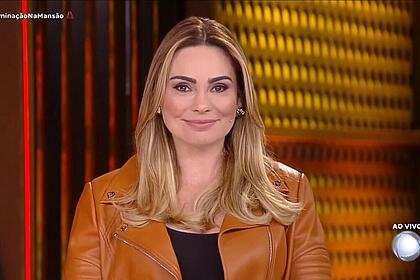 Rachel Sheherazade sorrindo enquanto apresenta a 11ª eliminação no A Grande Conquista 2
