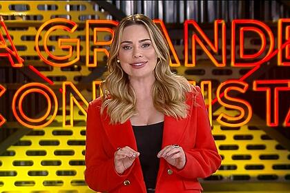 Rachel sheherazade veste um casaco vermelho e sorrir enquanto apresenta o a grande conquista 2