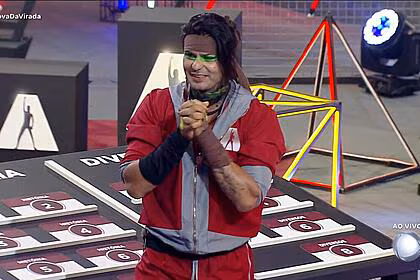 Rambo vence prova da virada e comemora juntando as mãos e sorrindo no campo de provas do a grande conquista 2