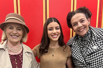 Magali Bliff, Isabela Souza e Rosi Campos sorrindo nos bastidores da novela A Caverna Encantada