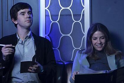 Dr. Shaun Murphy (Freddie Highmore) e Lea (Paige Spara) em trecho da série The Good Doctor