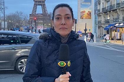 Repórter Sonia Blota direto de Paris com o microfone da Band